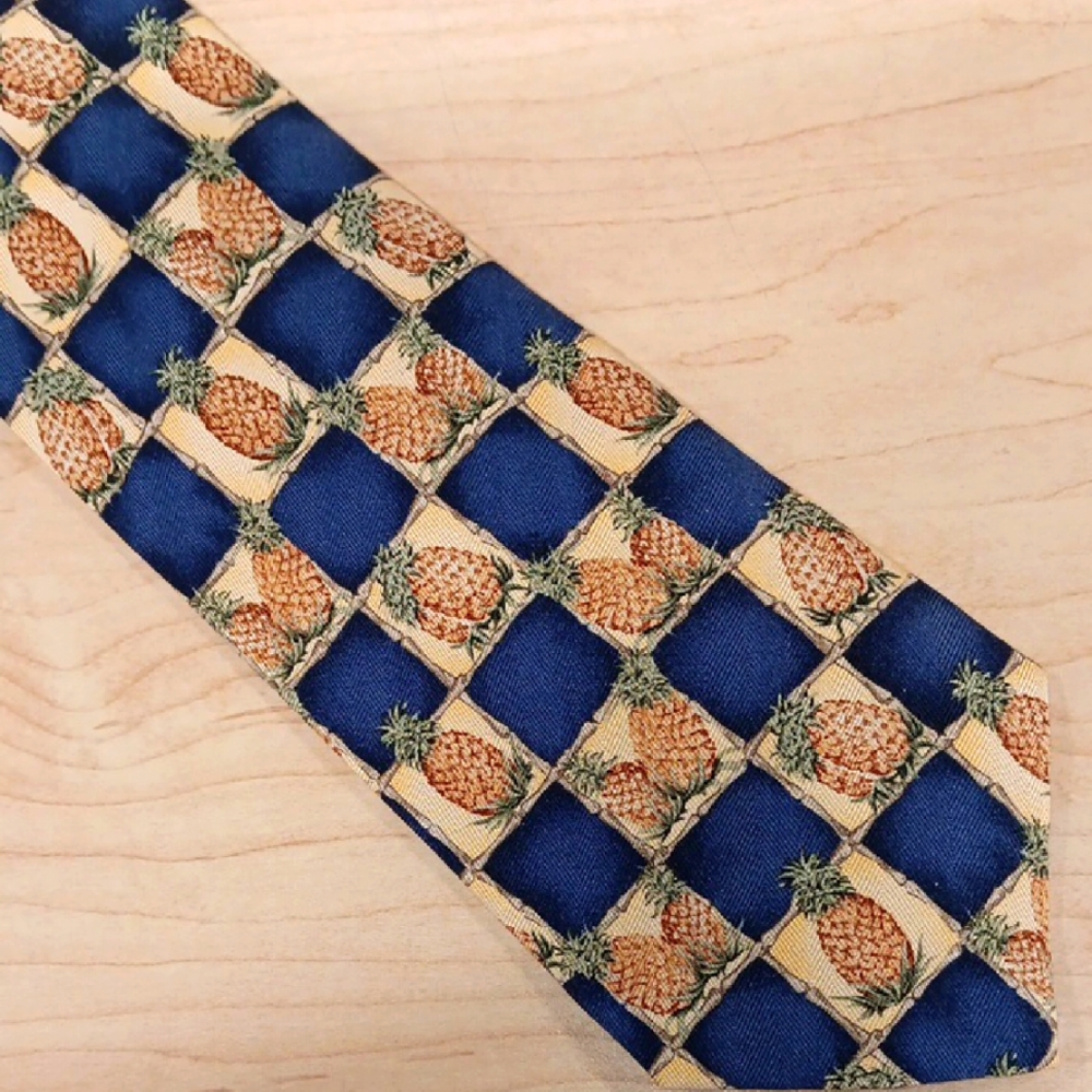 Tommy Bahama Blue and Tan Pineapple Pattern *PRINT* Tie